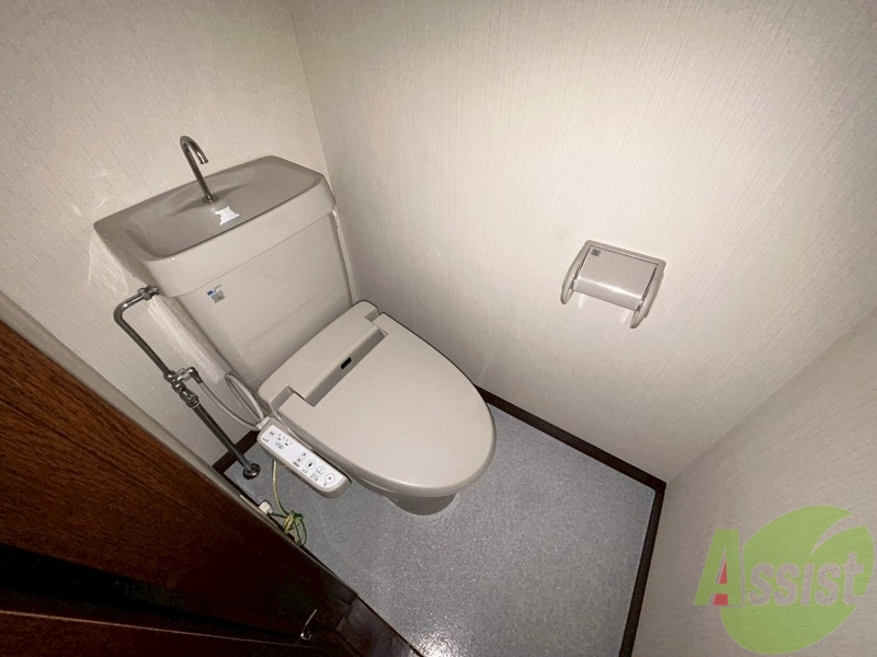 トイレ　温水洗浄便座です。清潔感、広さともに問題無しです。