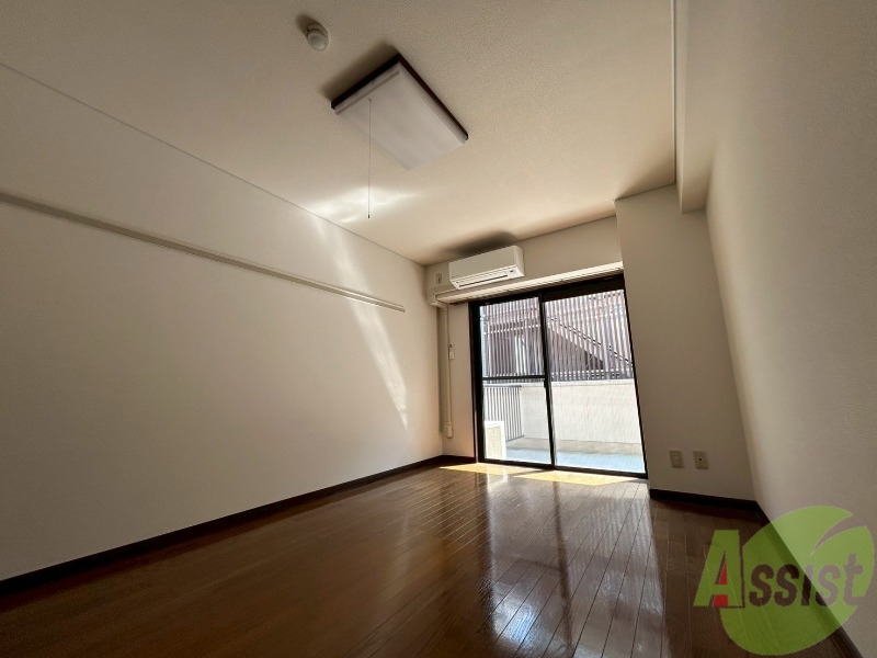 居室・リビング　広々としたリビング。明るく開放的な雰囲気のお部屋です。