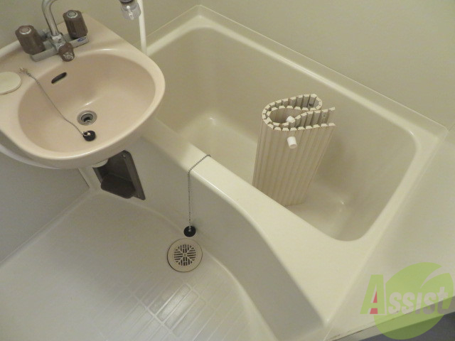 バス・シャワールーム　こちらはお風呂。一日の疲れをここで癒してください。