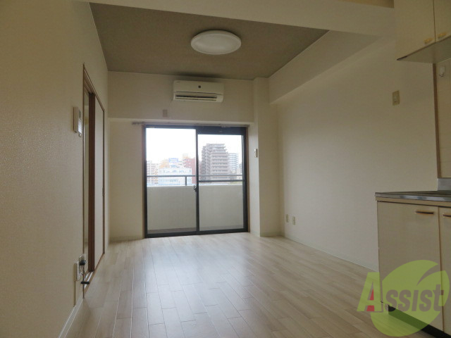 居室・リビング　リビングはこんな感じです。窓が大きくて良く陽が入ってきます