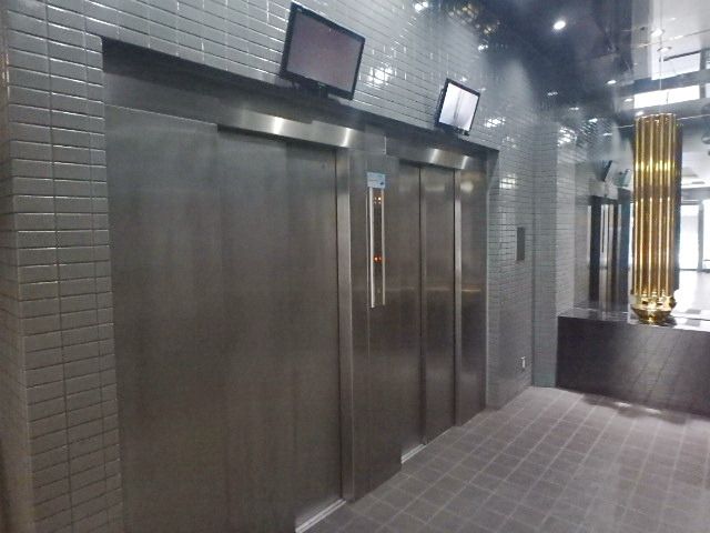 ロビー　エレベーター２基
