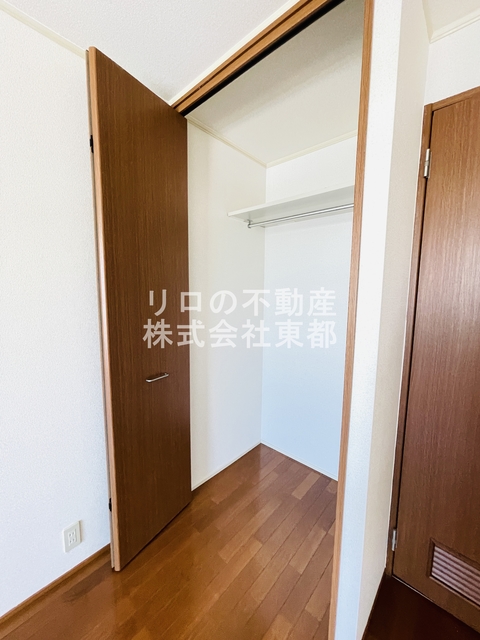 収納　パイプハンガーがあるのでたたまず衣類を掛けることができます♪