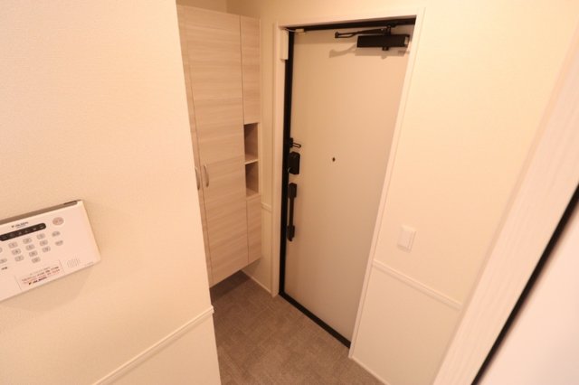 玄関　※別部屋の参考写真、現況優先※