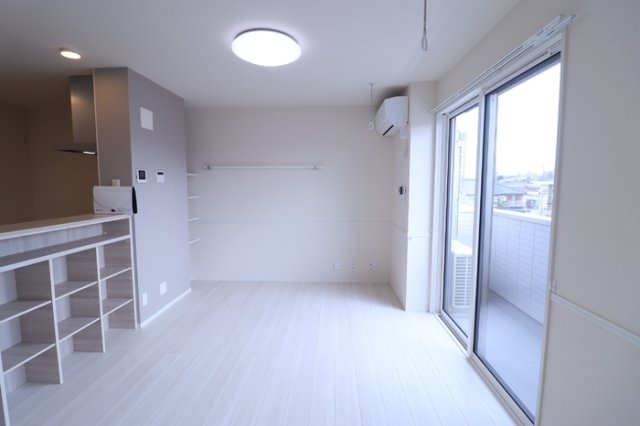 居室・リビング　※別部屋の参考写真、現況優先※