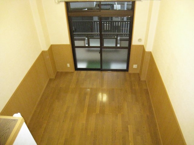 居室・リビング　約８帖の洋室は広くて使い勝手もいいですよ