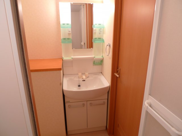 洗面設備　朝など便利な独立洗面台です