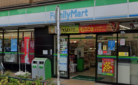 コンビニ　ファミリーマート 新代田駅前店（コンビニ）まで711m