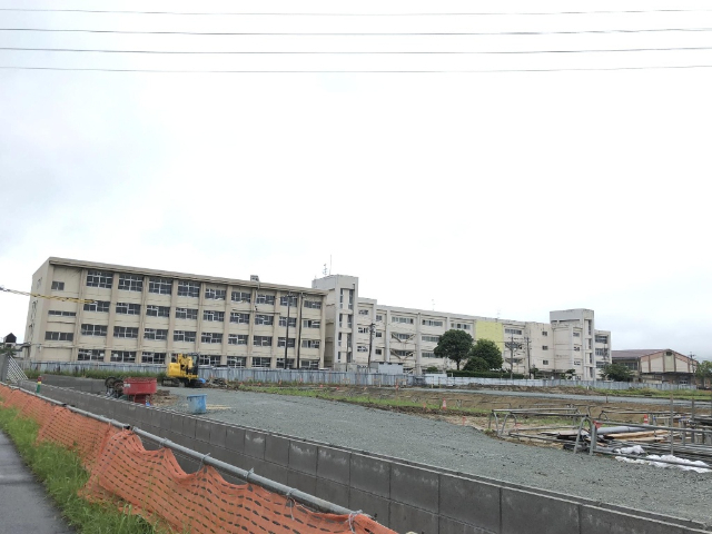 中学校　津市立南郊中学校（中学校）まで2004m
