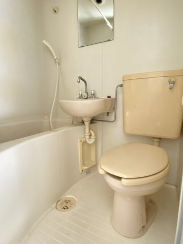 バス・シャワールーム　お風呂とトイレと洗面台の３点ユニットバスです♪