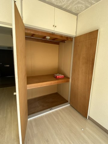 収納　物入は奥行きがございます。ポールが無い場合もございます♪