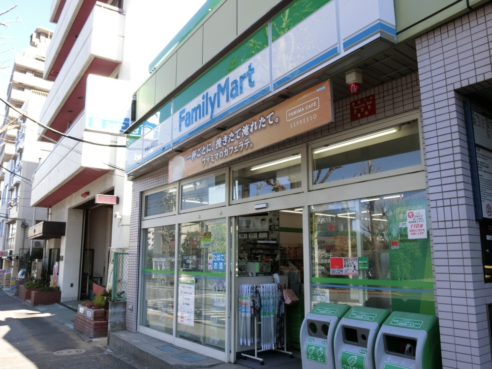 コンビニ　ファミリーマート　本駒込駅前店（コンビニ）まで596m