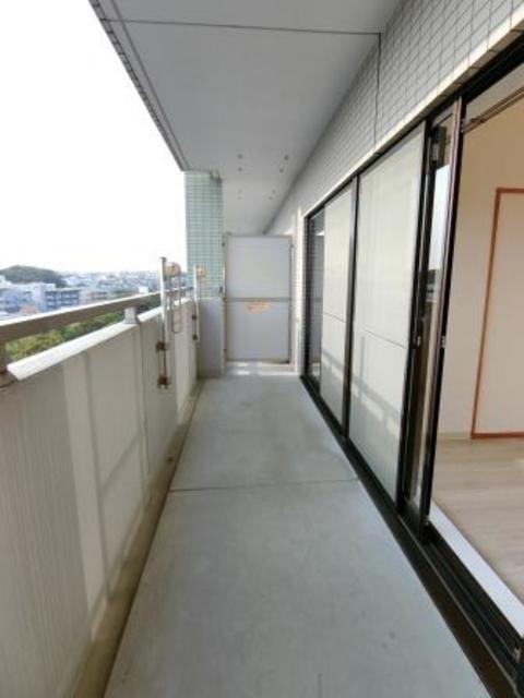 バルコニー　バルコニーは広くて大きめです。