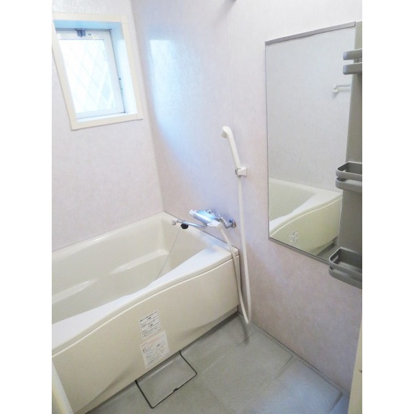 バス・シャワールーム　窓・鏡付きお風呂