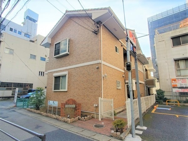 建物外観　シャッター付き窓