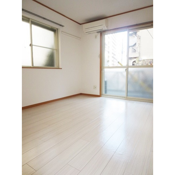 居室・リビング　窓が多く明るいお部屋