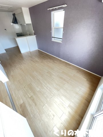 居室・リビング　同タイプのお部屋です（現況を優先します）中部屋のため、妻窓は