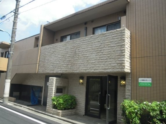 建物外観　鉄筋コンクリート造のがっちりとした建物。