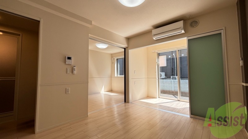 居室・リビング　１０．８帖のＬＤＫです。とても広々としてきれいですね。
