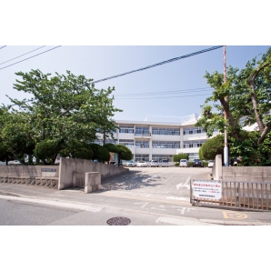 中学校　粕屋町立粕屋東中学校（中学校）まで685m