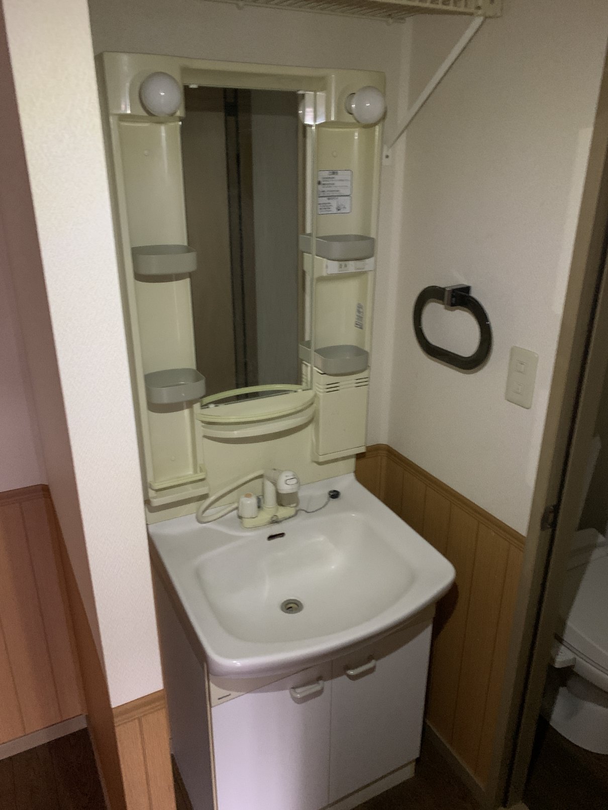 洗面設備　忙しい朝に嬉しい洗髪洗面化粧台付