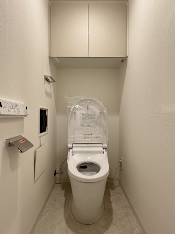 トイレ　落ち着いた色調のトイレです
