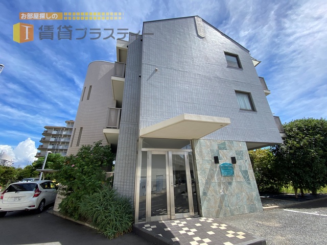 建物外観　駅からトコトコと。高架下を潜り抜けて、こんにちは。