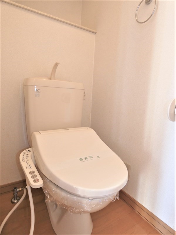 トイレ　温水洗浄便座付きの清潔なトイレです。