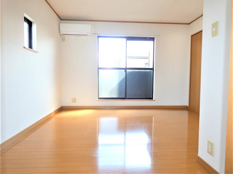 その他部屋・スペース　2階南側のお部屋です。備え付けのエアコンがございます。
