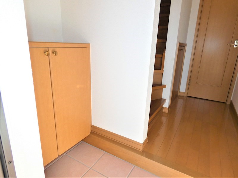 玄関　玄関には備え付けのシューズボックスがございます。