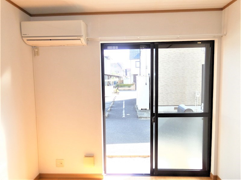 その他設備　1階リビングのお部屋です。備え付けエアコンがございます。