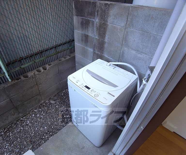 バルコニー　１階はテラスです。洗濯機置き場はここです。