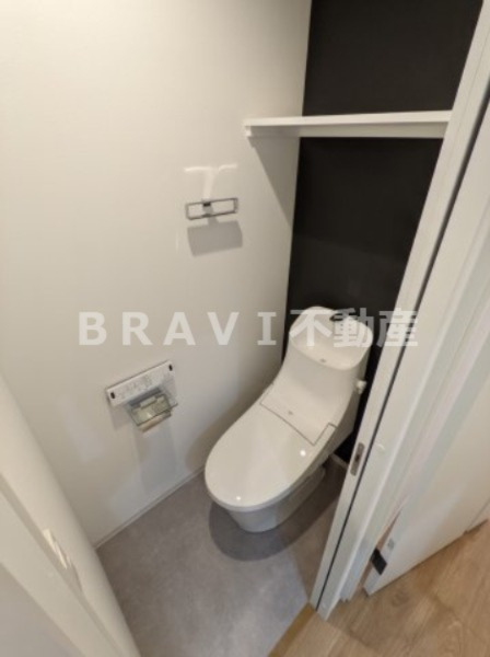 トイレ　【BRAVE大阪城北】棚があり便利なトイレです