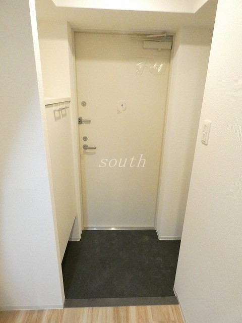 玄関　お部屋により室内カラーが異なります