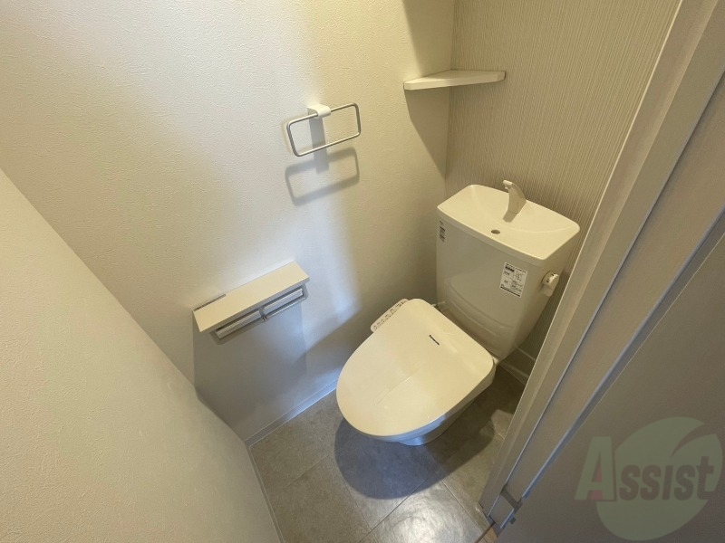 トイレ　トイレです。タオル掛けもついて便利ですね！