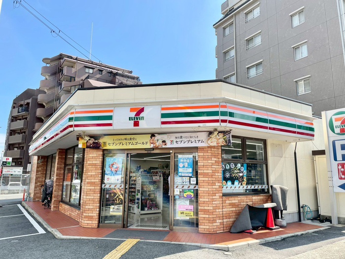 コンビニ　セブンイレブン（コンビニ）まで130m
