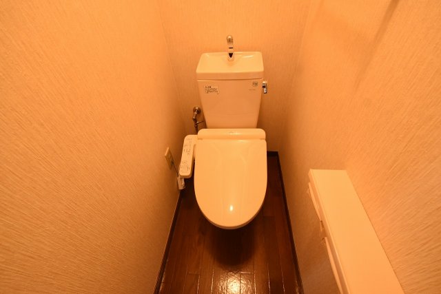トイレ　温水洗浄便座付きのトイレです♪