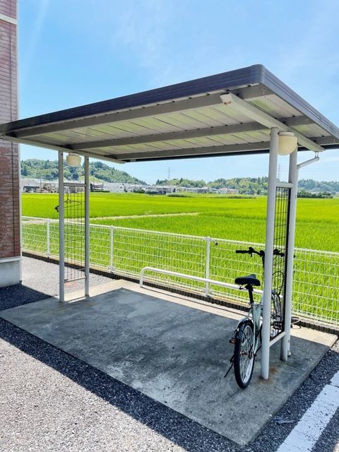 その他　屋根付きの駐輪場です