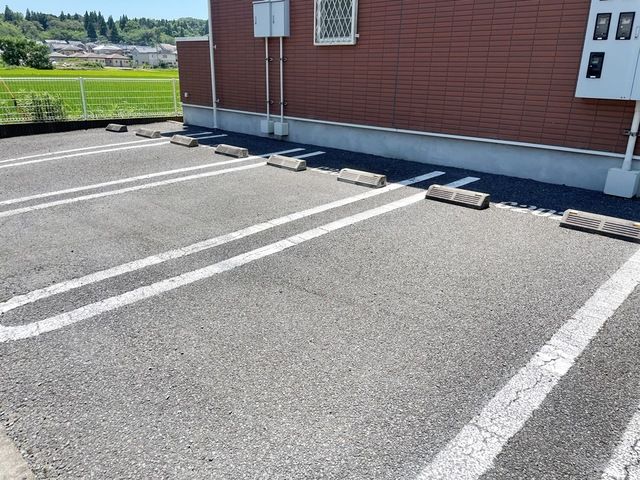 駐車場　敷地内にゴミ置き場があります