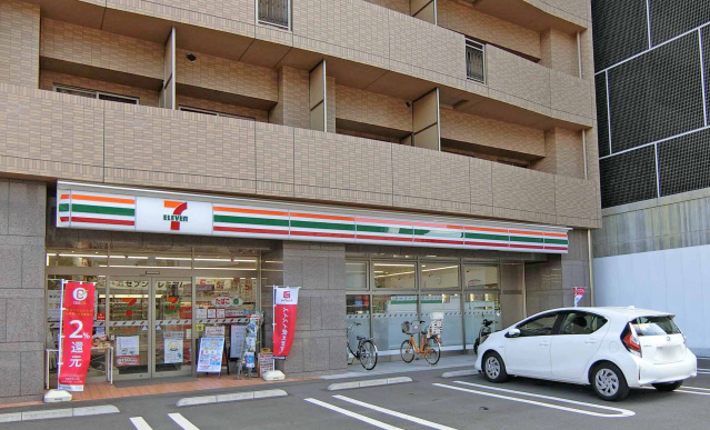 コンビニ　セブンイレブン広島宝町南店（コンビニ）まで208m