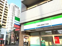 コンビニ　ファミリーマート札幌南5条西20丁目店（コンビニ）まで214m