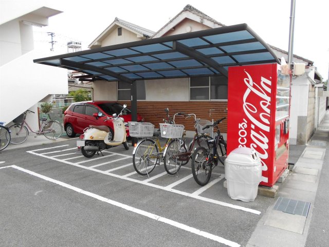その他共有部分　雨の日も安心の屋根付きの駐輪場♪