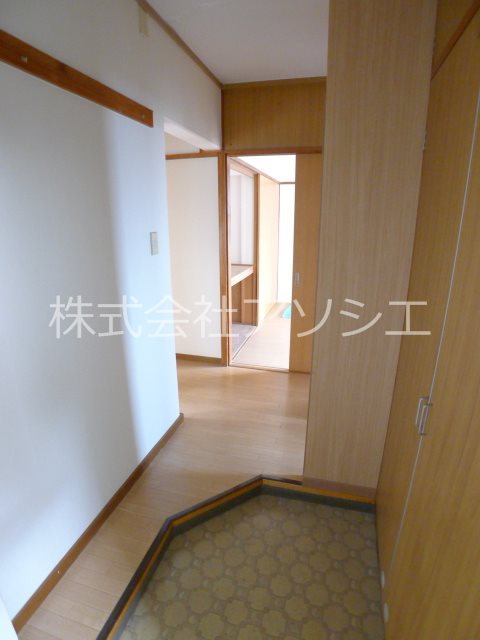 玄関　玄関ホール※同タイプの別のお部屋です。