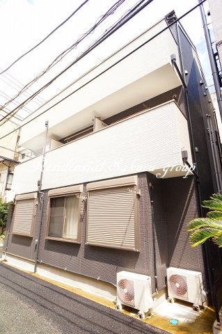 エントランス　重厚感のある建物デザイン♪
