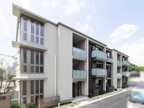 建物外観　積水ハウス施工・重量鉄骨造３階建て