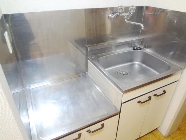 キッチン　☆高いステンレス壁で壁紙の油汚れ安心☆