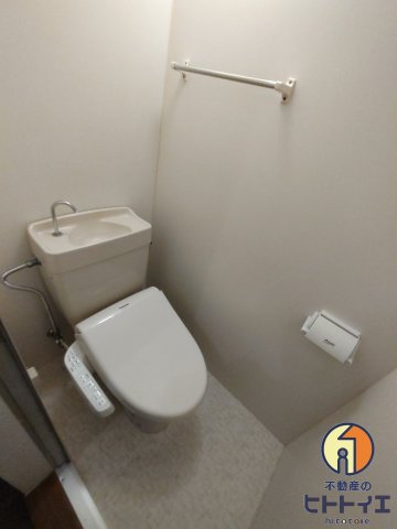 トイレ　温水洗浄便座付きのトイレです♪