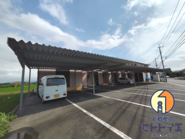建物外観　カーポート付きの駐車場です。