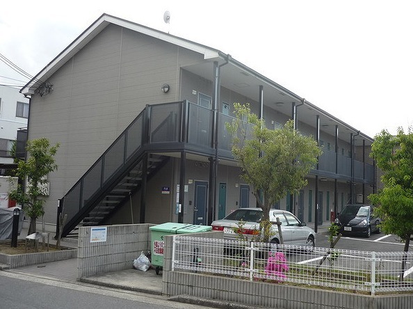 エントランス　駐車場も敷地内にあります♪