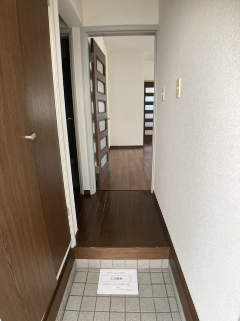 玄関　※補修前の参考画像の為、設備等は現況優先。