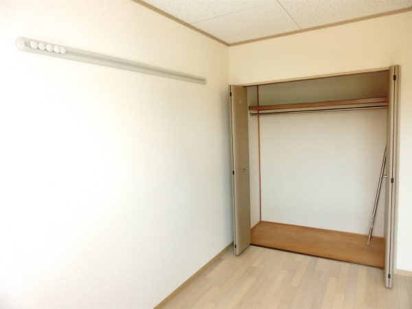 収納　壁のレールに、ハンガーやカレンダー等を掛けれます。